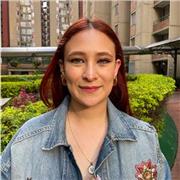 Profesora de diseño, enfocada en enseñar a estudiantes de la ESO/ Bachillerato Artístico a dominar los principios creativos